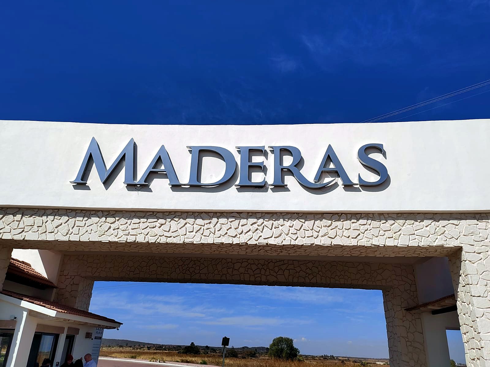 Arco de acceso a un desarrollo Ciudad Maderas